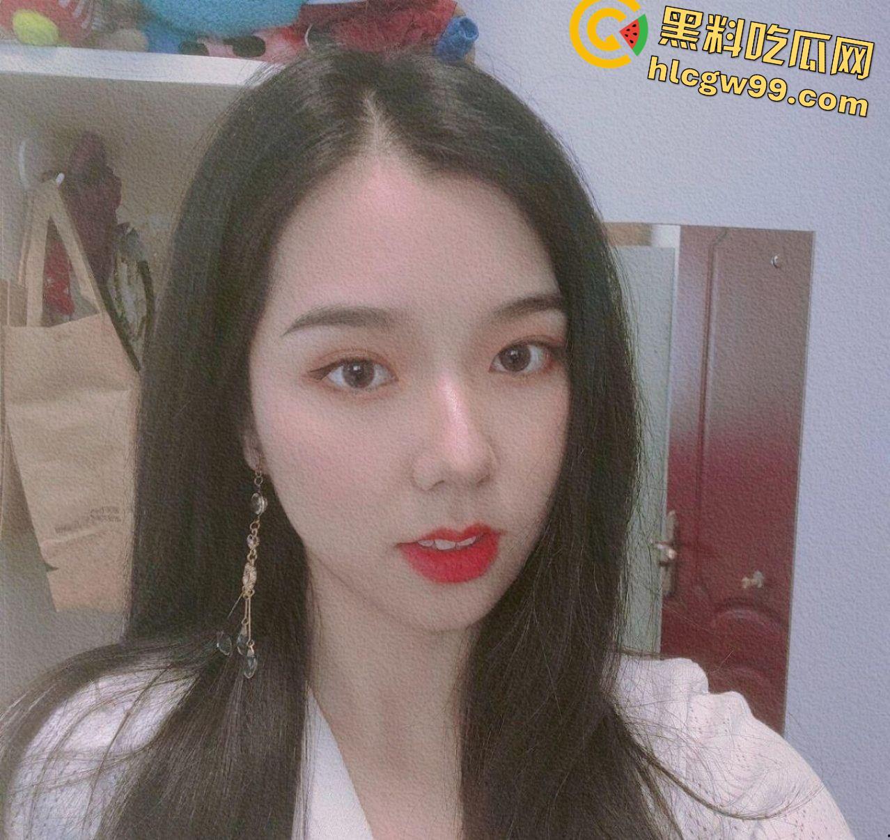 重庆OL反差露脸女职员【张秋月】被主人各种调教视图泄密，婚纱捆绑口塞踩头当狗玩  第8张