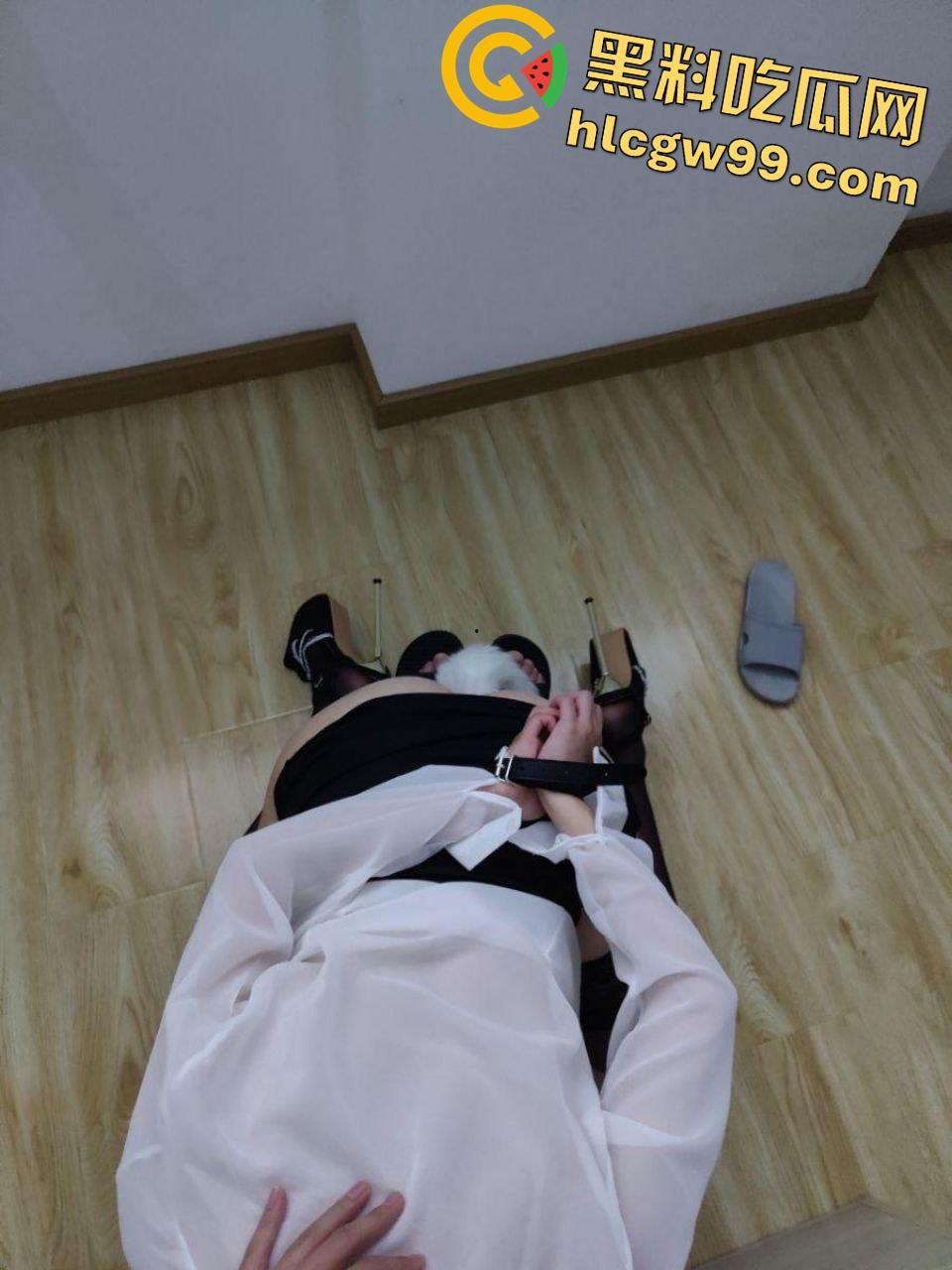 重庆OL反差露脸女职员【张秋月】被主人各种调教视图泄密，婚纱捆绑口塞踩头当狗玩  第53张