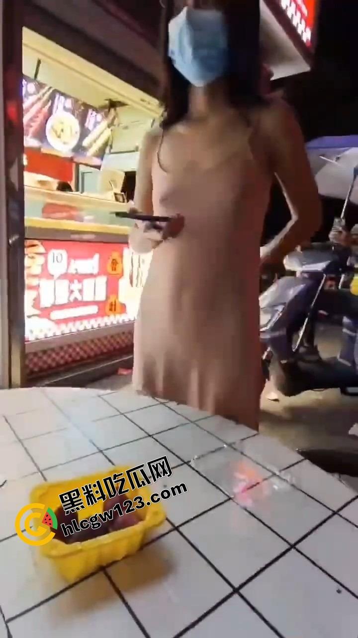 你相信光吗？郑州小婊深夜执行主人的羞耻任务，透明薄睡衣漏点出门，全程走光还舔着嘴说我好兴奋！  第6张