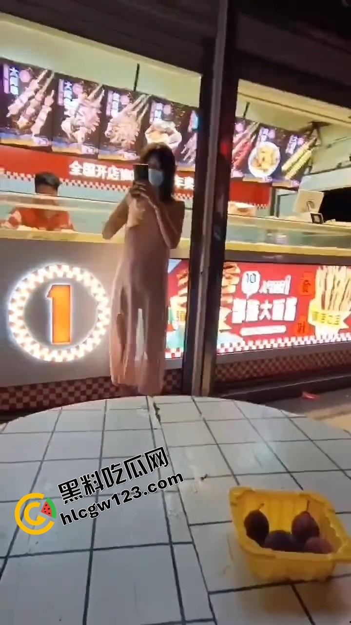 你相信光吗？郑州小婊深夜执行主人的羞耻任务，透明薄睡衣漏点出门，全程走光还舔着嘴说我好兴奋！  第10张