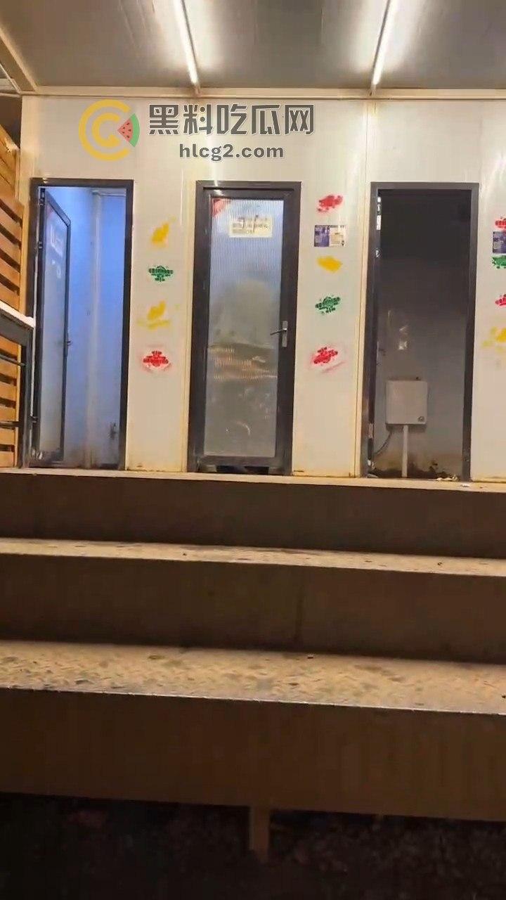 透明玻璃门暴露无遗！小情侣卫生间激情做爱被围观，吃瓜群众直播全过程！  第3张