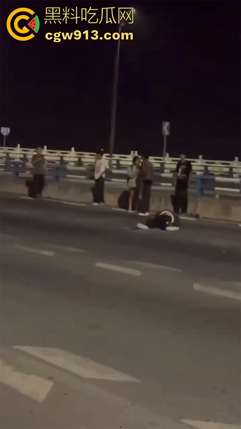 又有两个骑士挂了，女骑喝多叫舔狗来骑车，结果舔狗为装逼，让女神高看自己一眼，飞速飙车飞出当场死亡！  第4张