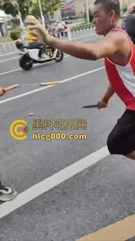 南宁街头惊现持刀捅人，抢劫后无差别捅人，路过行人见人就捅，围观群众惊恐报警，场面触目惊心！  第2张