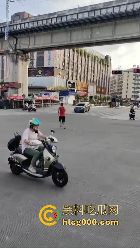 南宁街头惊现持刀捅人，抢劫后无差别捅人，路过行人见人就捅，围观群众惊恐报警，场面触目惊心！  第6张