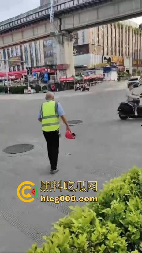 南宁街头惊现持刀捅人，抢劫后无差别捅人，路过行人见人就捅，围观群众惊恐报警，场面触目惊心！  第7张