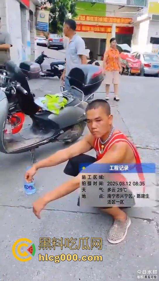 南宁街头惊现持刀捅人，抢劫后无差别捅人，路过行人见人就捅，围观群众惊恐报警，场面触目惊心！  第9张
