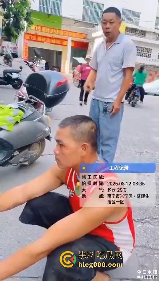 南宁街头惊现持刀捅人，抢劫后无差别捅人，路过行人见人就捅，围观群众惊恐报警，场面触目惊心！  第10张