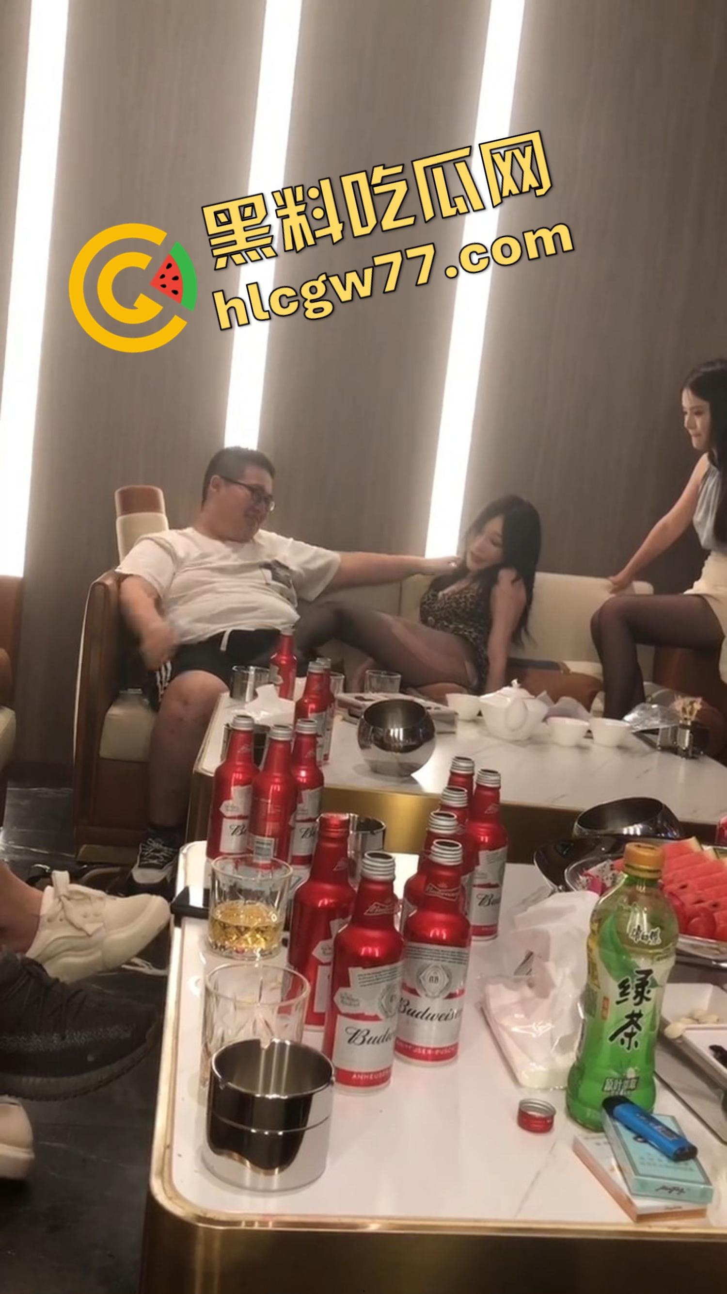 今夜无事勾栏听曲，结果真看见窝瓜骚鸡撕丝袜撕到癫，百威一口干今日不操鸡，枉为聚会人！  第2张