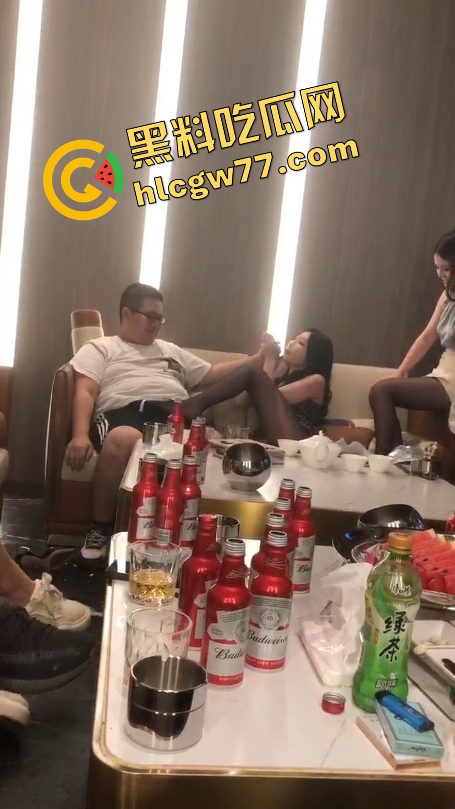 今夜无事勾栏听曲，结果真看见窝瓜骚鸡撕丝袜撕到癫，百威一口干今日不操鸡，枉为聚会人！  第3张