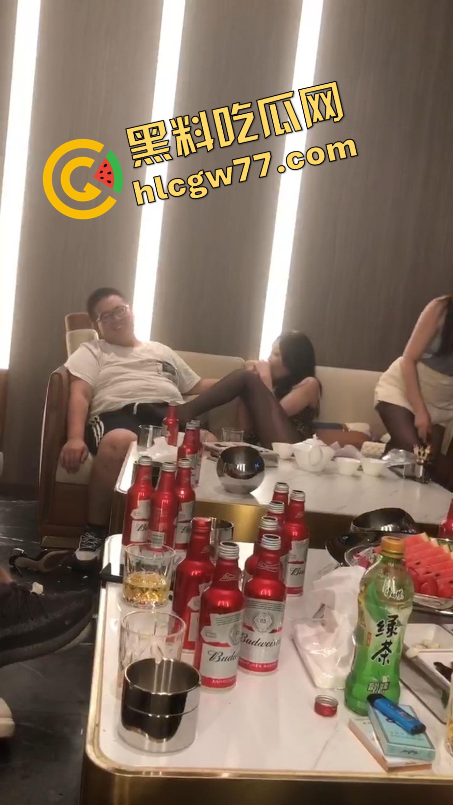 今夜无事勾栏听曲，结果真看见窝瓜骚鸡撕丝袜撕到癫，百威一口干今日不操鸡，枉为聚会人！  第4张