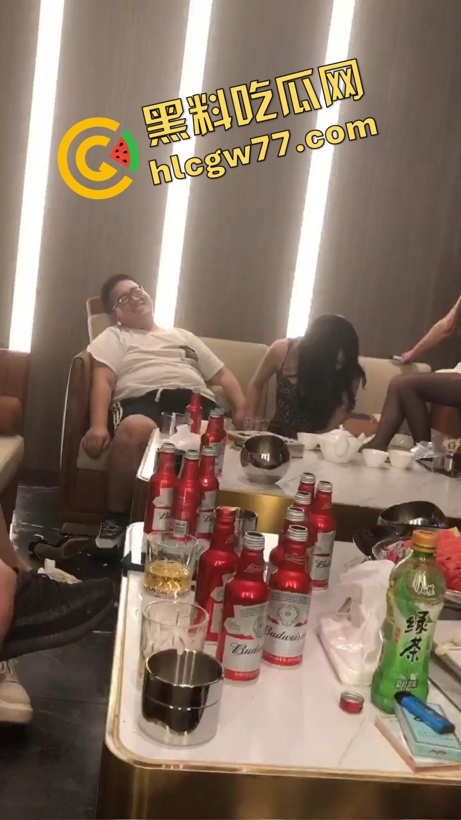 今夜无事勾栏听曲，结果真看见窝瓜骚鸡撕丝袜撕到癫，百威一口干今日不操鸡，枉为聚会人！  第5张