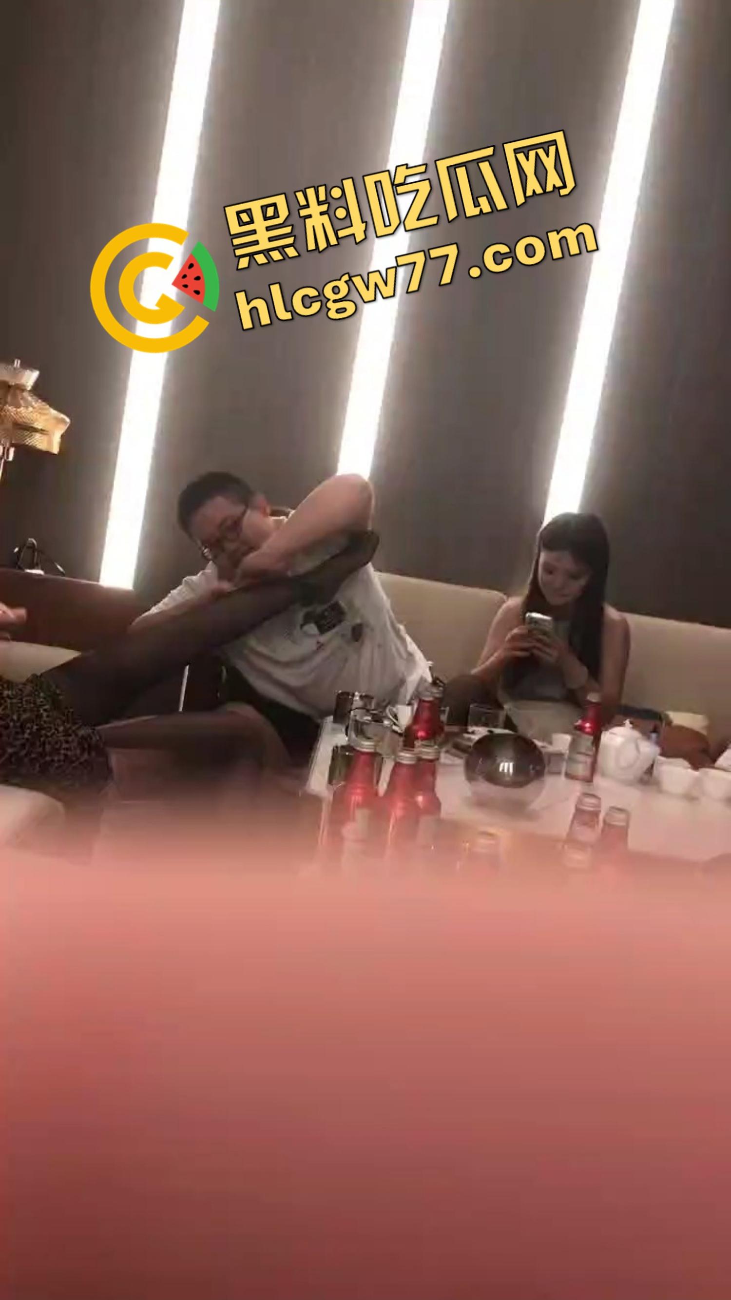 今夜无事勾栏听曲，结果真看见窝瓜骚鸡撕丝袜撕到癫，百威一口干今日不操鸡，枉为聚会人！  第6张