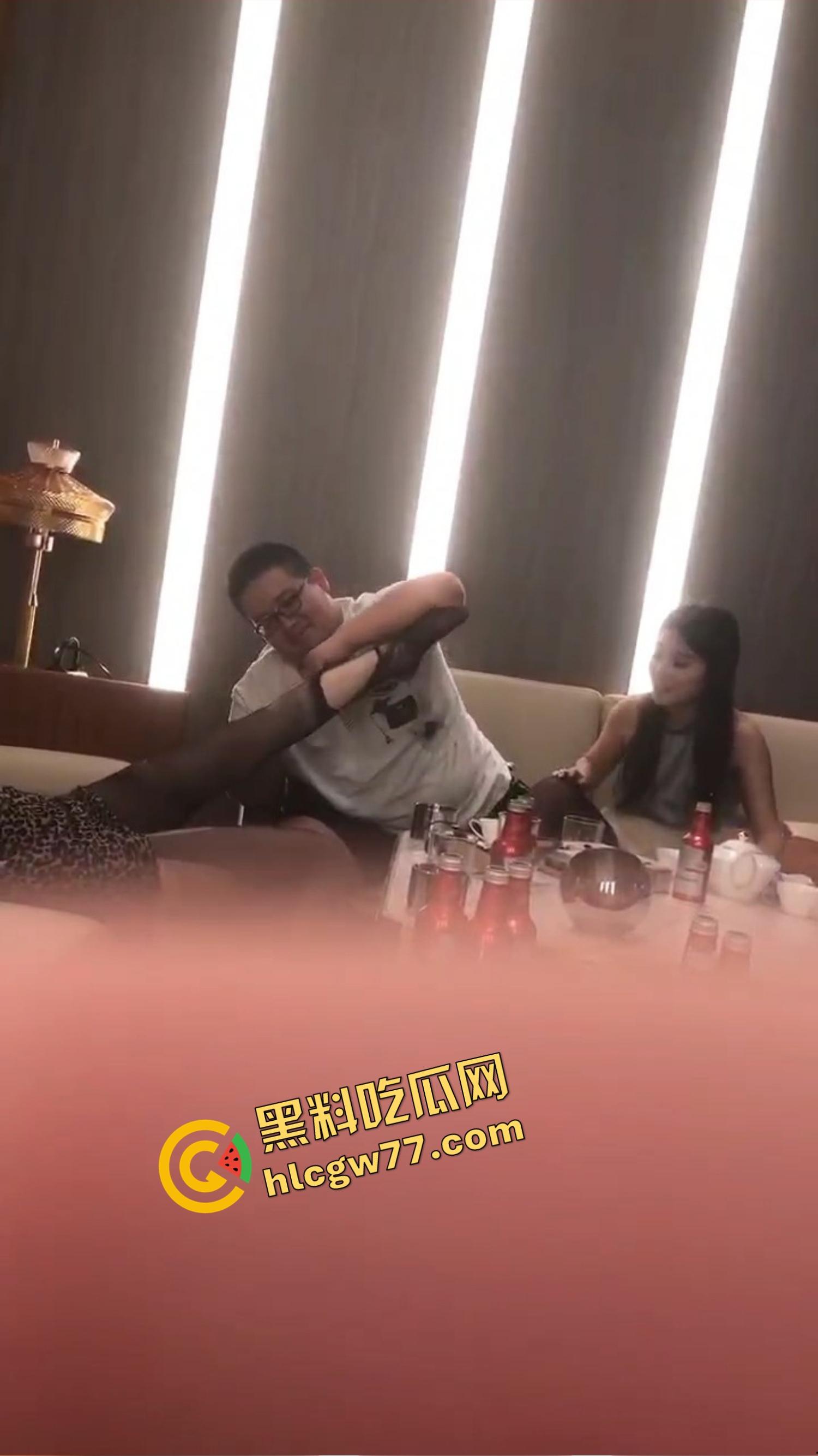 今夜无事勾栏听曲，结果真看见窝瓜骚鸡撕丝袜撕到癫，百威一口干今日不操鸡，枉为聚会人！  第7张