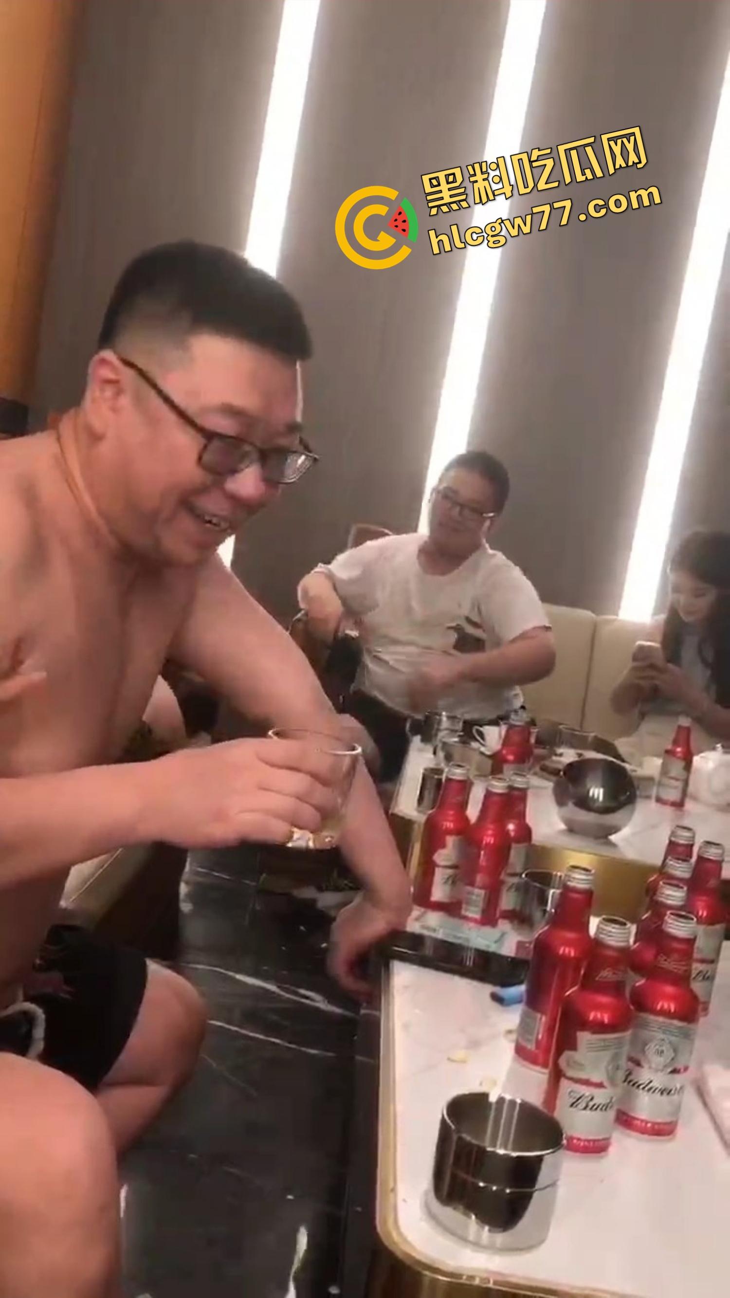 今夜无事勾栏听曲，结果真看见窝瓜骚鸡撕丝袜撕到癫，百威一口干今日不操鸡，枉为聚会人！  第8张