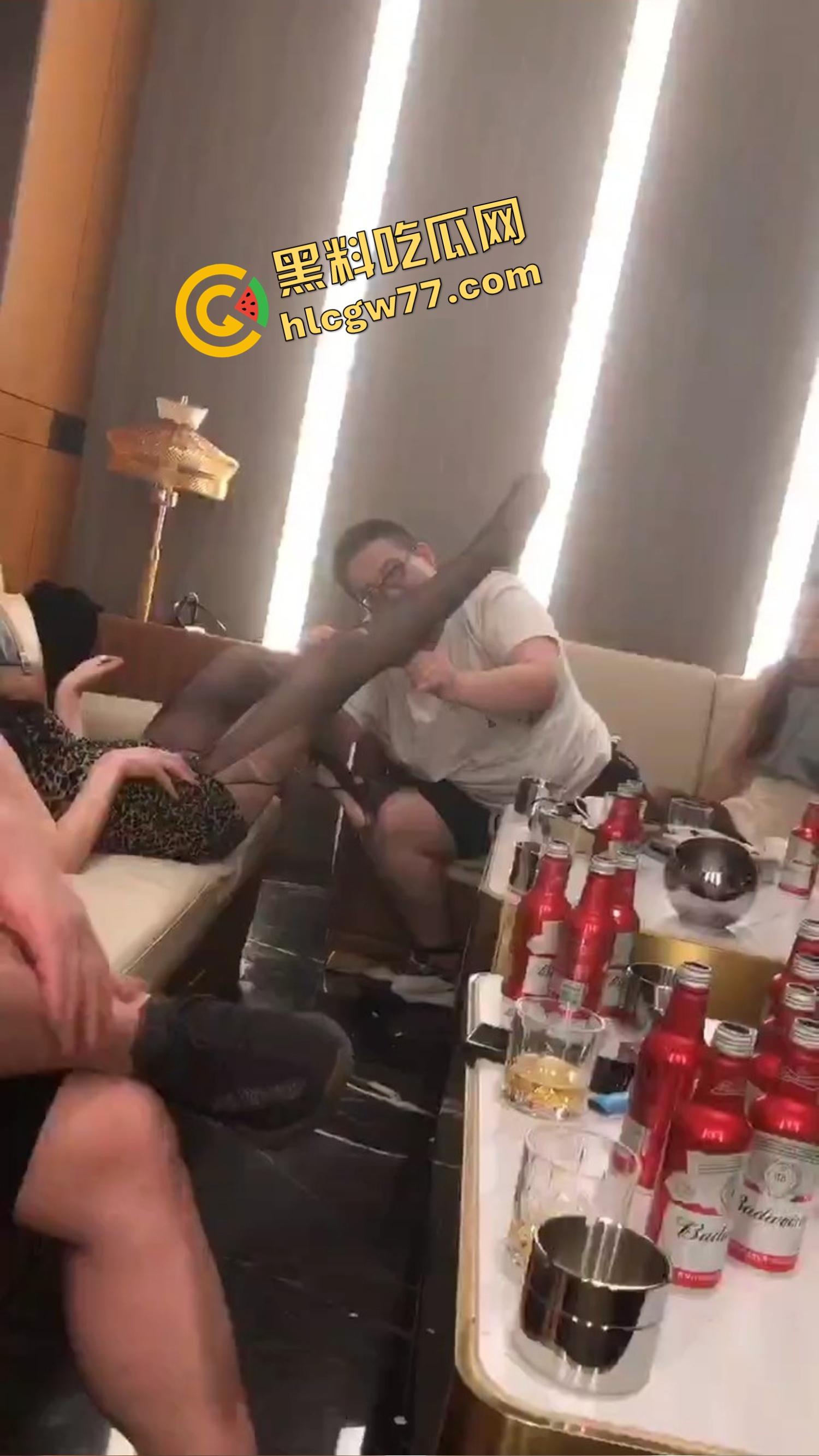 今夜无事勾栏听曲，结果真看见窝瓜骚鸡撕丝袜撕到癫，百威一口干今日不操鸡，枉为聚会人！  第9张