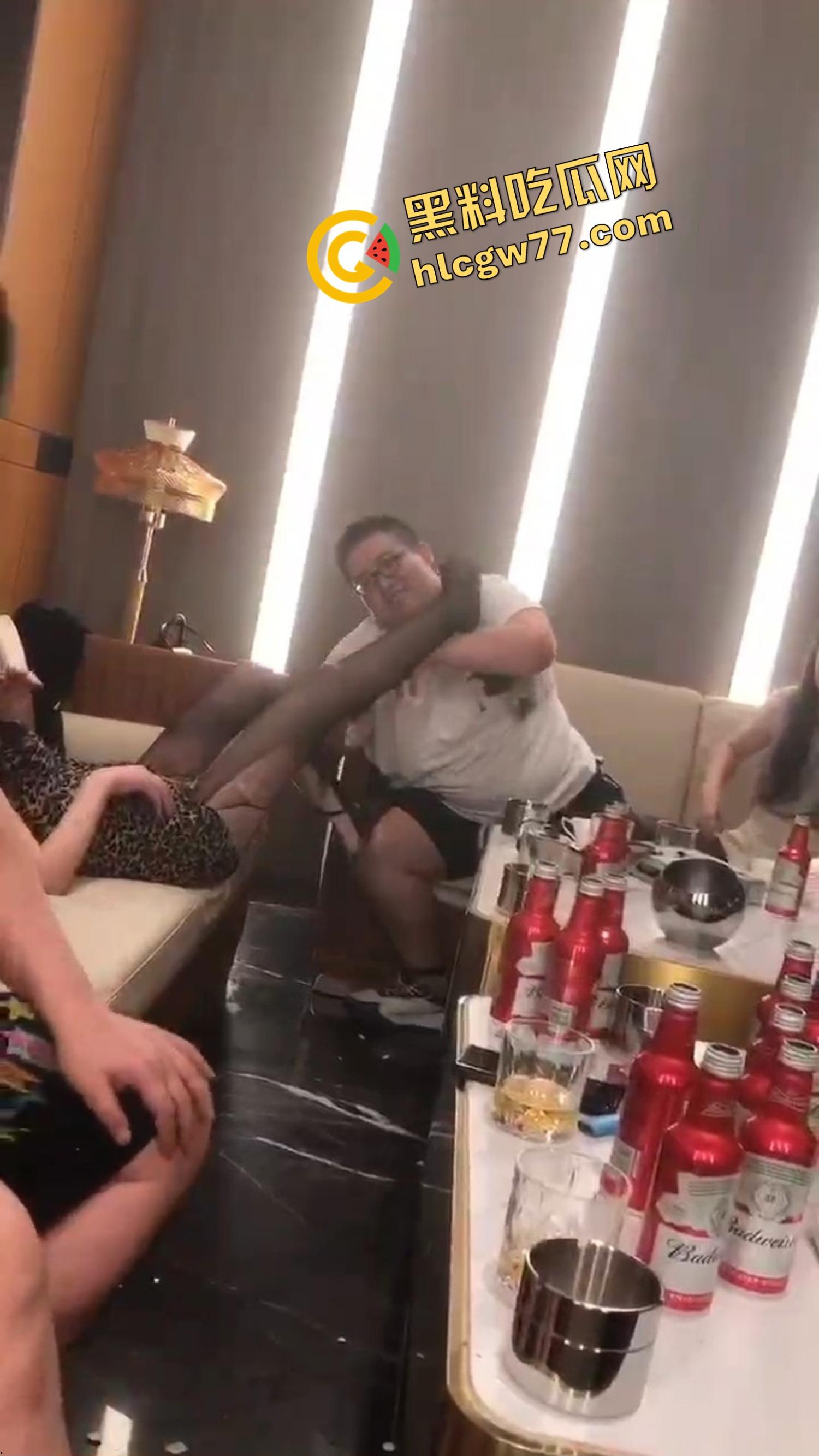 今夜无事勾栏听曲，结果真看见窝瓜骚鸡撕丝袜撕到癫，百威一口干今日不操鸡，枉为聚会人！  第10张