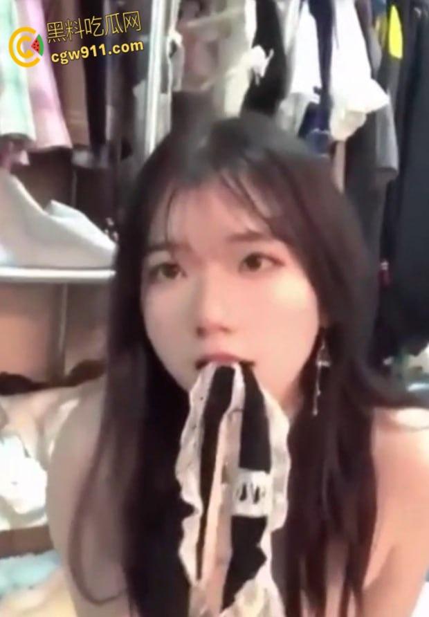 高颜值反差学生妹【白炜彤】，被男友调教成了母狗肉便器，长腿翘臀身材一流，宿舍上位骑乘3P淫乱 ！  第2张