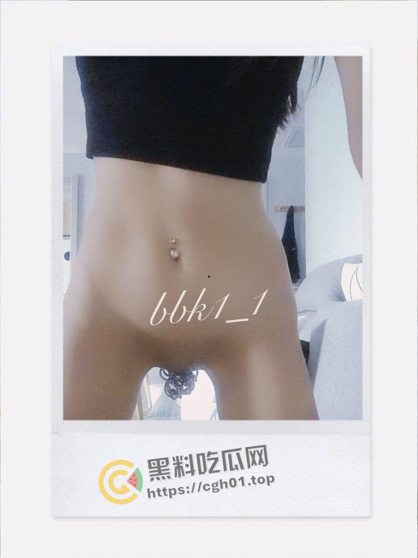 推特【bbk1-1】重口味福利姬 阴蒂穿环 拳交扩阴 小小穴能塞下整个宇宙  第14张