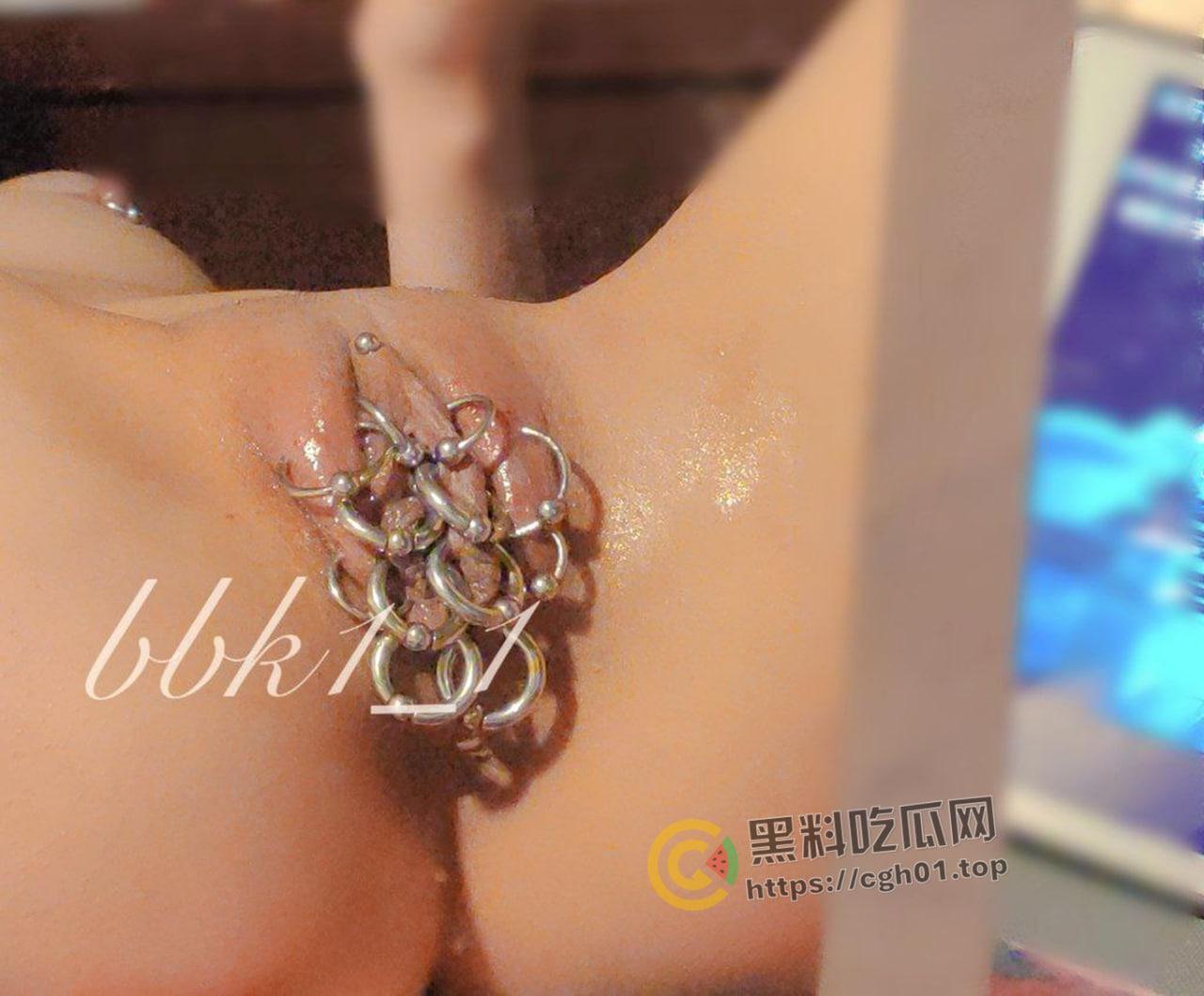 推特【bbk1-1】重口味福利姬 阴蒂穿环 拳交扩阴 小小穴能塞下整个宇宙  第17张