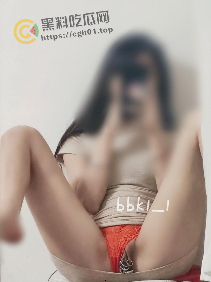 推特【bbk1-1】重口味福利姬 阴蒂穿环 拳交扩阴 小小穴能塞下整个宇宙  第21张