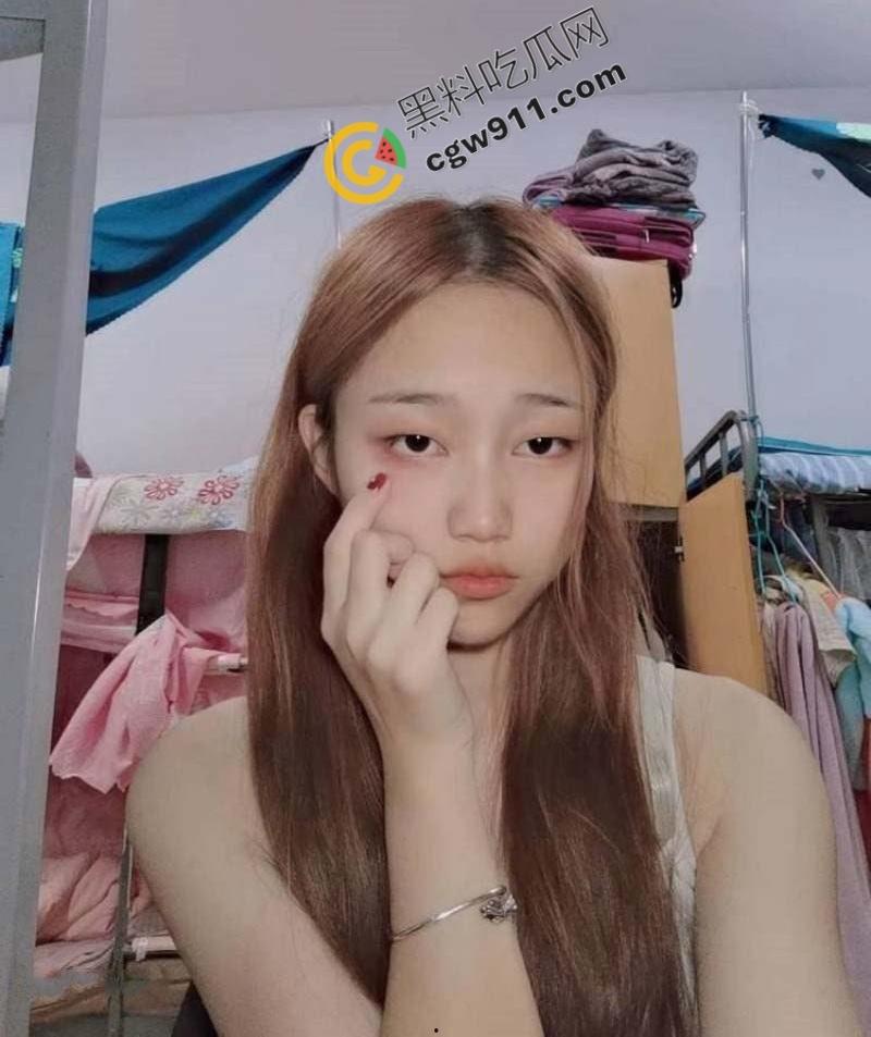 四川成都22岁高颜值厂妹下海卖逼，狂野床技让男子疯狂，丰满奶子，露脸口交，尽享极致快感！  第1张