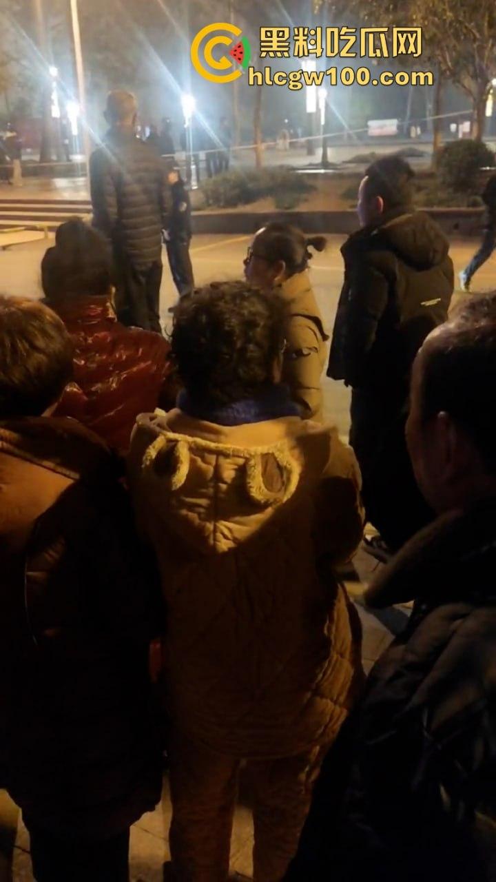 甘肃骚妇频繁出轨又约炮 原配老公当街抓奸怒杀奸夫 骚鸡终于知道怕了 当场吓尿！  第2张