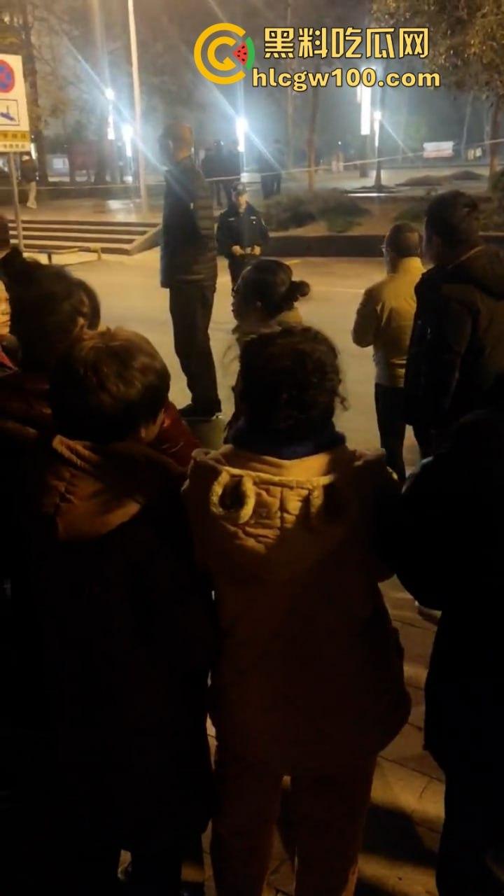 甘肃骚妇频繁出轨又约炮 原配老公当街抓奸怒杀奸夫 骚鸡终于知道怕了 当场吓尿！  第5张