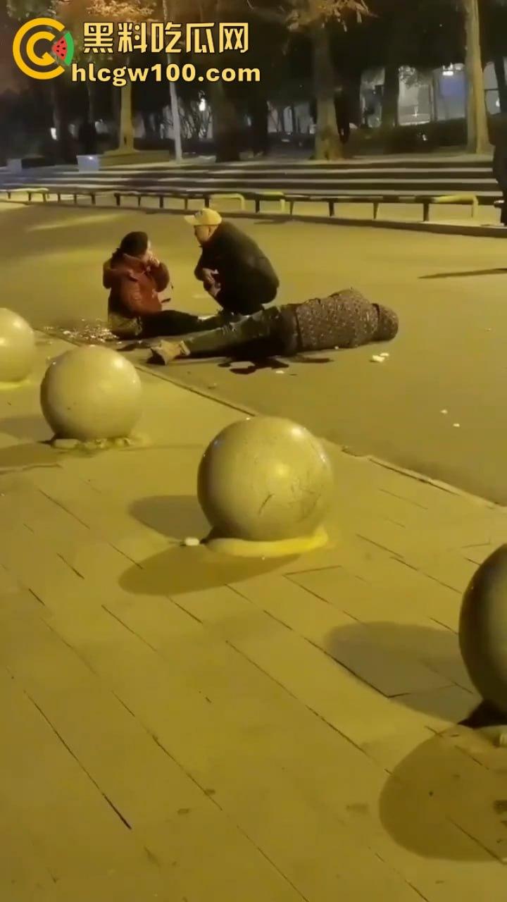 甘肃骚妇频繁出轨又约炮 原配老公当街抓奸怒杀奸夫 骚鸡终于知道怕了 当场吓尿！  第7张