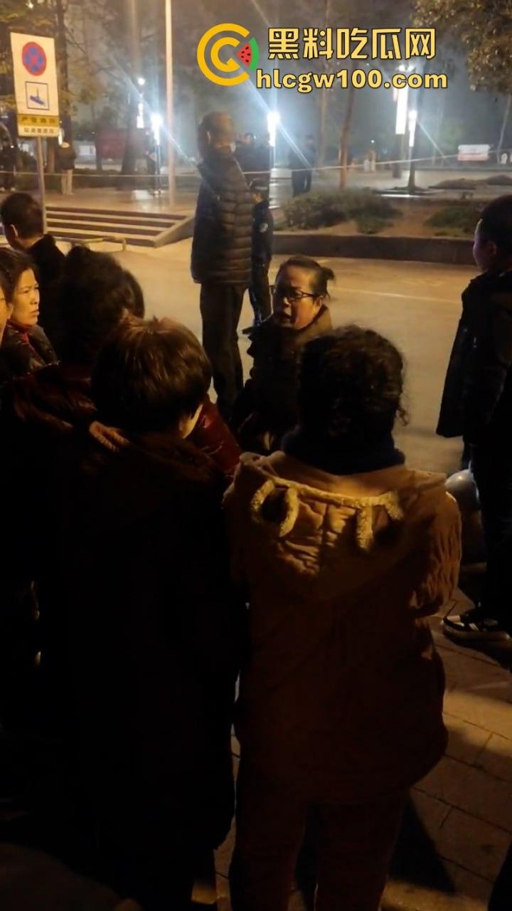 甘肃骚妇频繁出轨又约炮 原配老公当街抓奸怒杀奸夫 骚鸡终于知道怕了 当场吓尿！  第8张