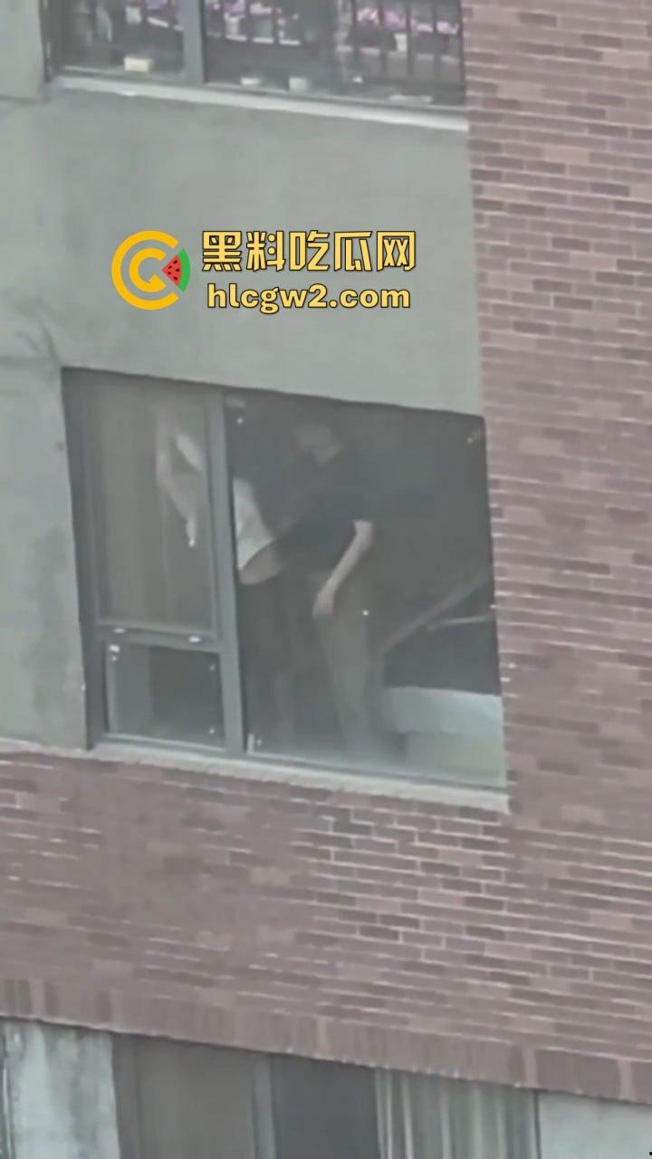 隔壁楼男子窗户边吊打女子调教 小皮鞭啪啪作响还疯狂RUA胸  奶子都反光了这拍视频的哥们真是个神！ 第2张