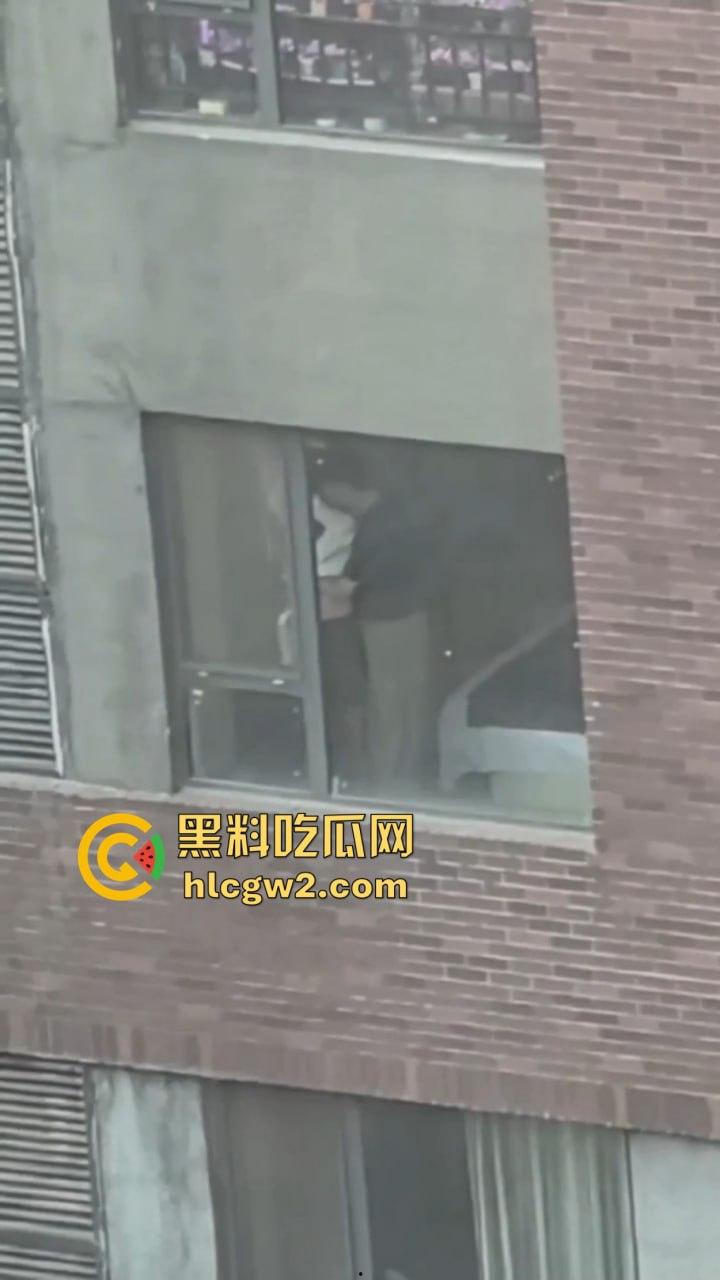 隔壁楼男子窗户边吊打女子调教 小皮鞭啪啪作响还疯狂RUA胸  奶子都反光了这拍视频的哥们真是个神！ 第3张