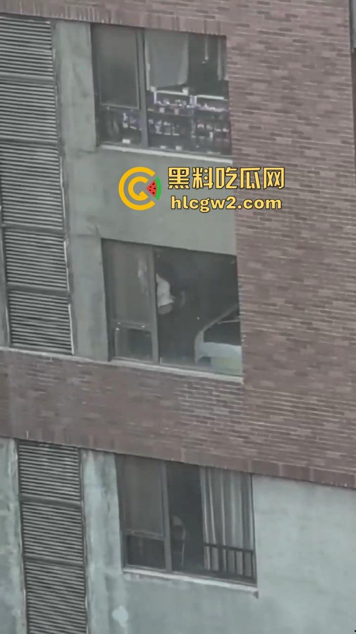 隔壁楼男子窗户边吊打女子调教 小皮鞭啪啪作响还疯狂RUA胸  奶子都反光了这拍视频的哥们真是个神！ 第4张