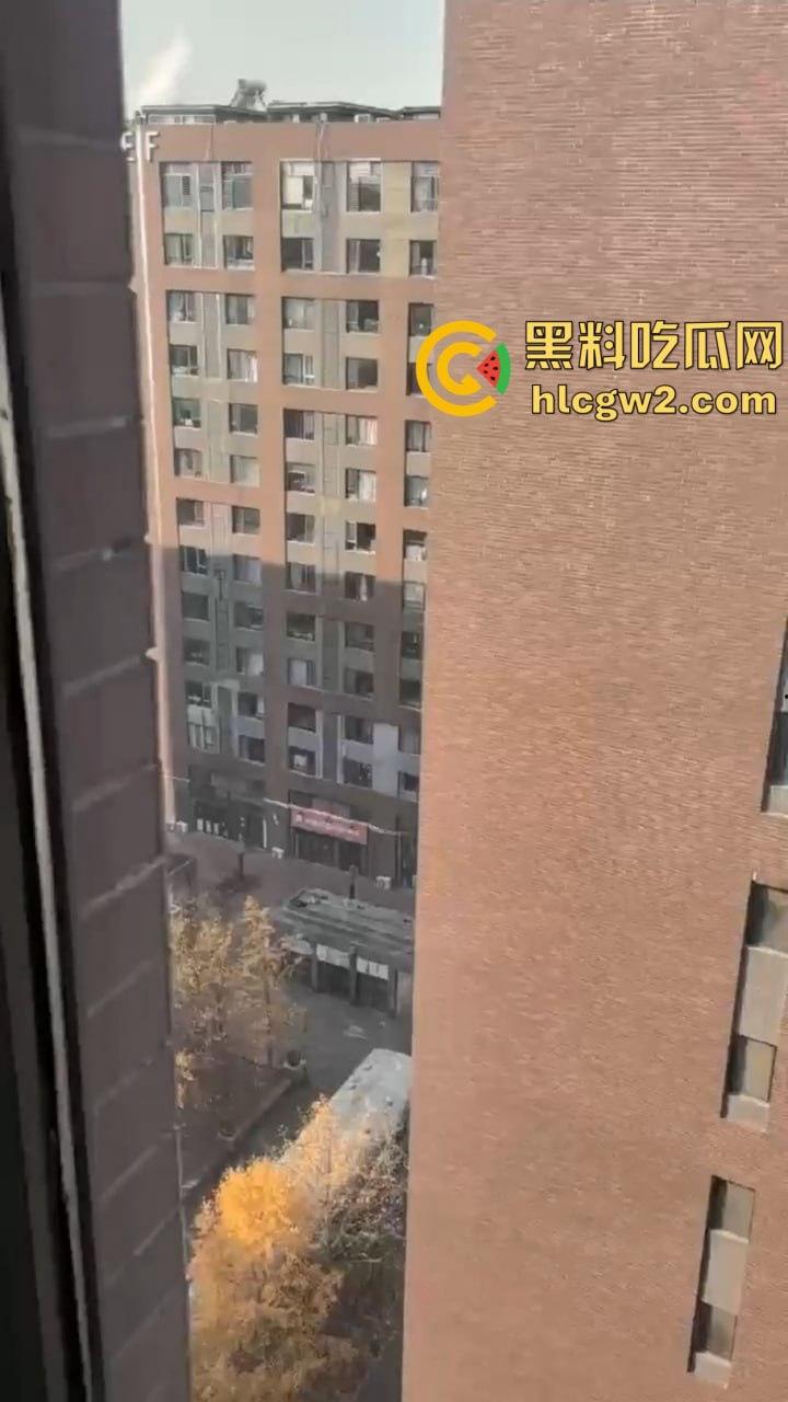 隔壁楼男子窗户边吊打女子调教 小皮鞭啪啪作响还疯狂RUA胸  奶子都反光了这拍视频的哥们真是个神！ 第6张