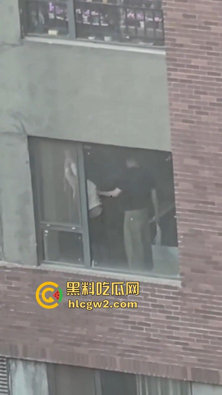 隔壁楼男子窗户边吊打女子调教 小皮鞭啪啪作响还疯狂RUA胸  奶子都反光了这拍视频的哥们真是个神！ 第8张