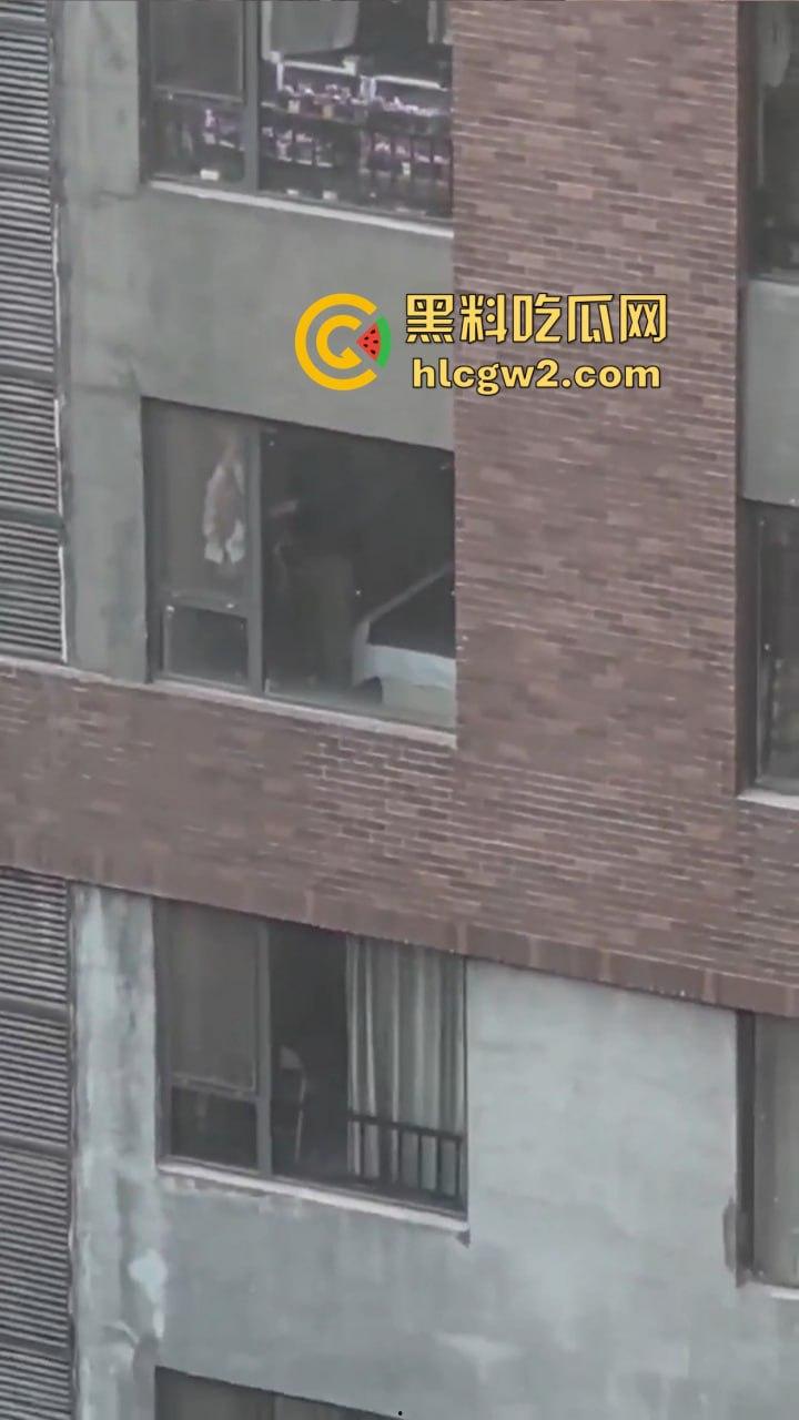 隔壁楼男子窗户边吊打女子调教 小皮鞭啪啪作响还疯狂RUA胸  奶子都反光了这拍视频的哥们真是个神！ 第10张