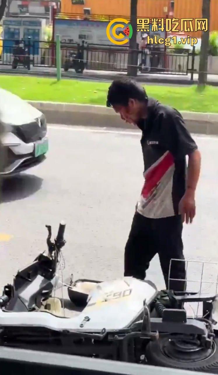 悲催!广州一快递小哥逆行撞到一豪车后 冲向过往车辆自残！  第2张