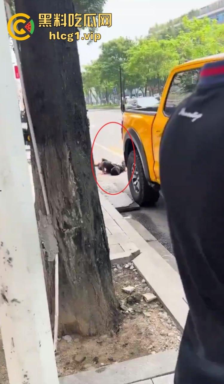 悲催!广州一快递小哥逆行撞到一豪车后 冲向过往车辆自残！  第3张
