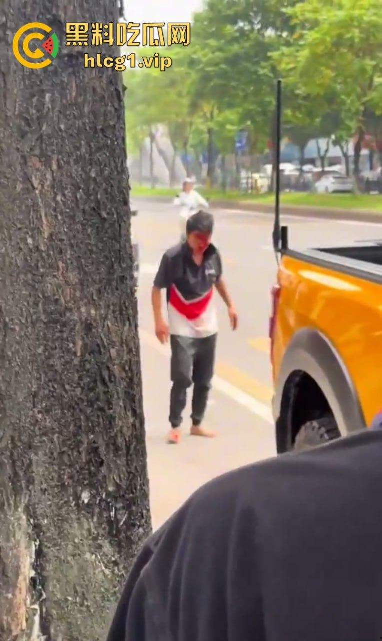 悲催!广州一快递小哥逆行撞到一豪车后 冲向过往车辆自残！  第4张