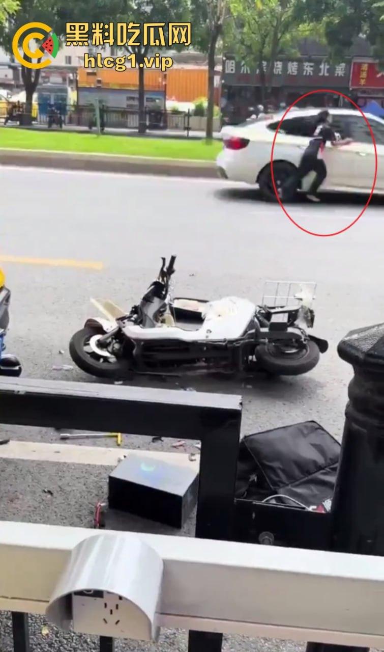 悲催!广州一快递小哥逆行撞到一豪车后 冲向过往车辆自残！  第5张