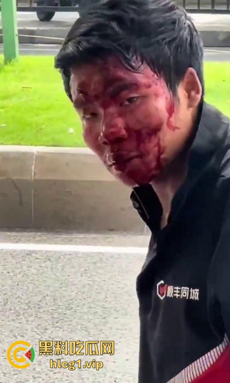 悲催!广州一快递小哥逆行撞到一豪车后 冲向过往车辆自残！  第7张