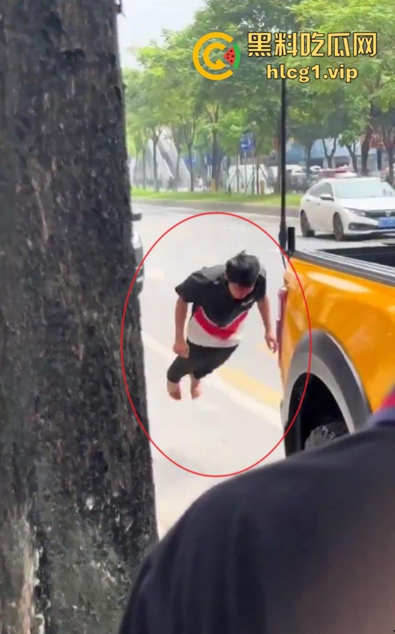 悲催!广州一快递小哥逆行撞到一豪车后 冲向过往车辆自残！  第9张