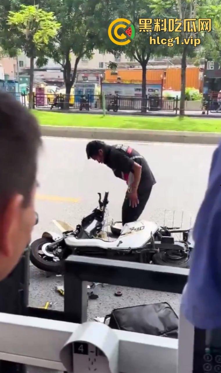 悲催!广州一快递小哥逆行撞到一豪车后 冲向过往车辆自残！  第10张