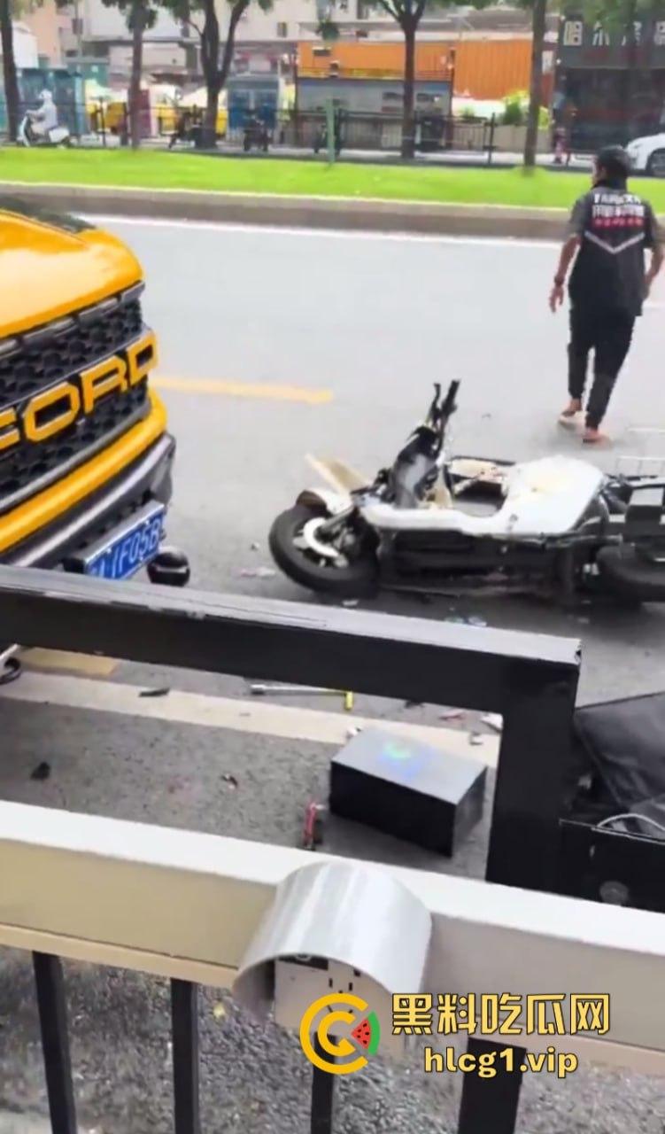 悲催!广州一快递小哥逆行撞到一豪车后 冲向过往车辆自残！  第11张