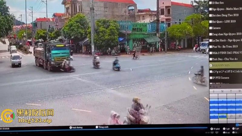 血腥慎点！越南恐怖车祸 电车撞向大货车 母子惨遭碾压 惨痛现场监控视频曝光  第1张
