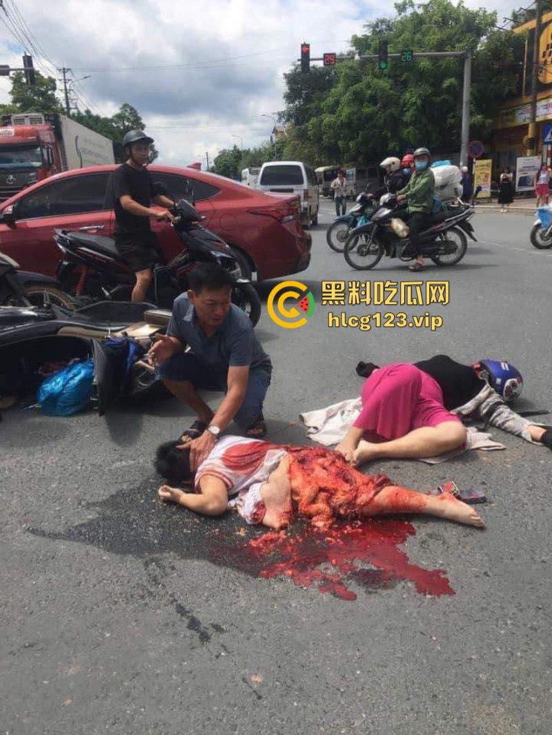 血腥慎点！越南恐怖车祸 电车撞向大货车 母子惨遭碾压 惨痛现场监控视频曝光  第2张