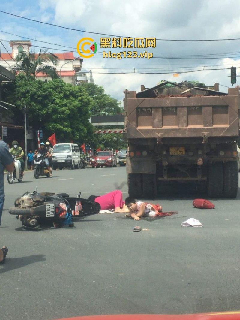 血腥慎点！越南恐怖车祸 电车撞向大货车 母子惨遭碾压 惨痛现场监控视频曝光  第3张