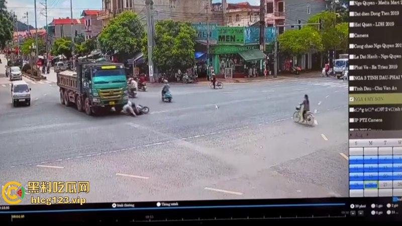 血腥慎点！越南恐怖车祸 电车撞向大货车 母子惨遭碾压 惨痛现场监控视频曝光  第4张