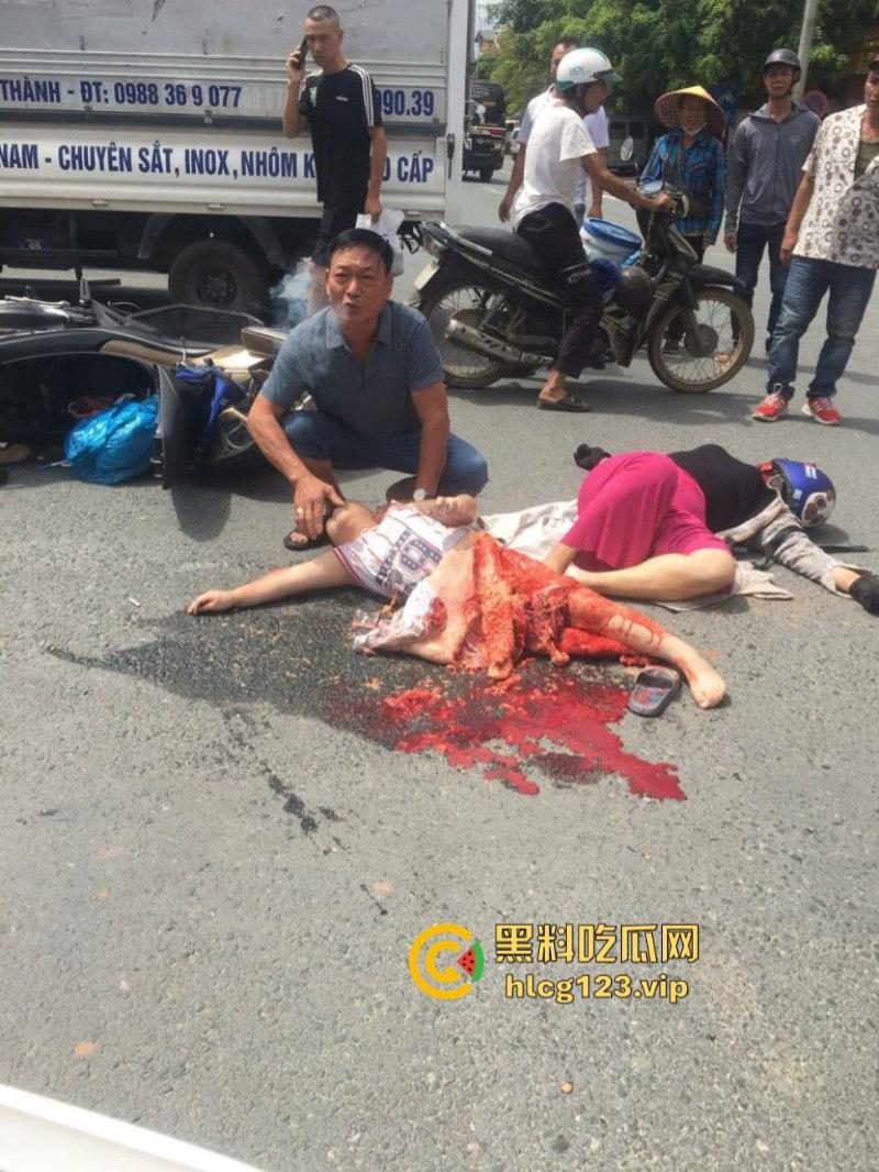 血腥慎点！越南恐怖车祸 电车撞向大货车 母子惨遭碾压 惨痛现场监控视频曝光  第6张