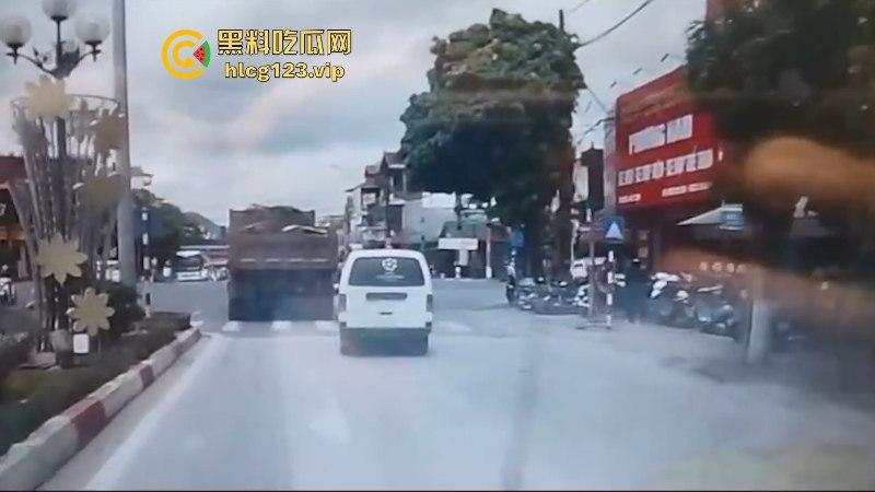 血腥慎点！越南恐怖车祸 电车撞向大货车 母子惨遭碾压 惨痛现场监控视频曝光  第7张
