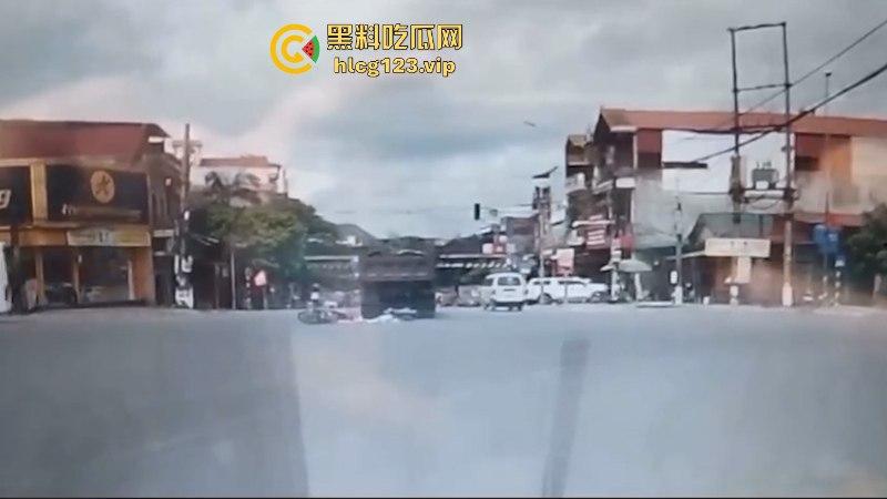血腥慎点！越南恐怖车祸 电车撞向大货车 母子惨遭碾压 惨痛现场监控视频曝光  第8张